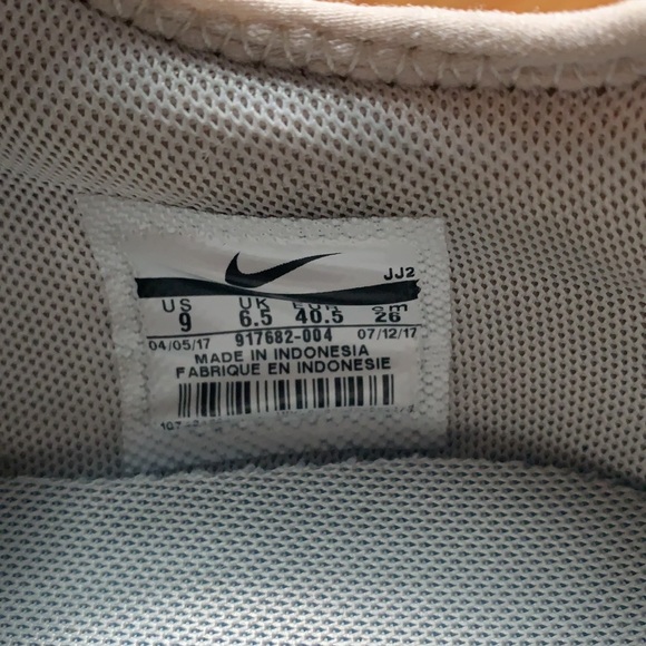 Women’s Nike sneakers Size 9 - Picture 5 of 12